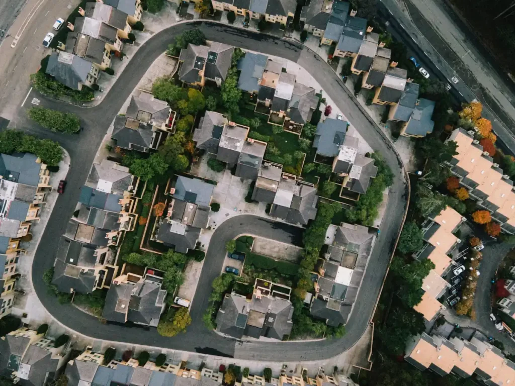 Foto udara kawasan perumahan modern dengan rumah-rumah dan jalan yang tertata rapi